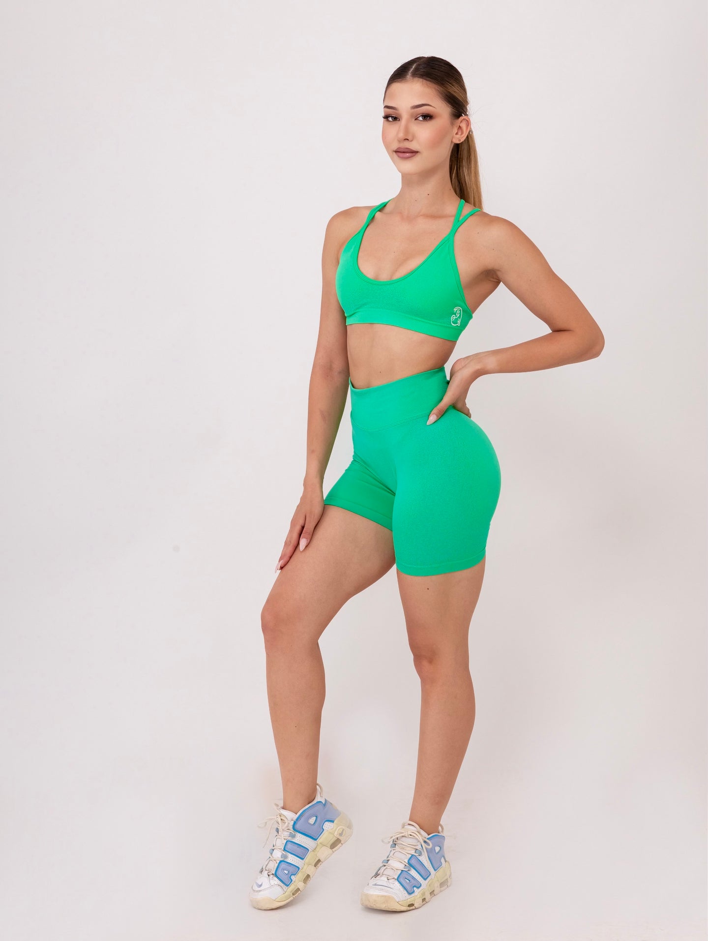 Fit Bunny Delta безшевен спортен екип с омбре ефект в зелен цвят. Бюстие с кръстосани презрамки и къс клин.