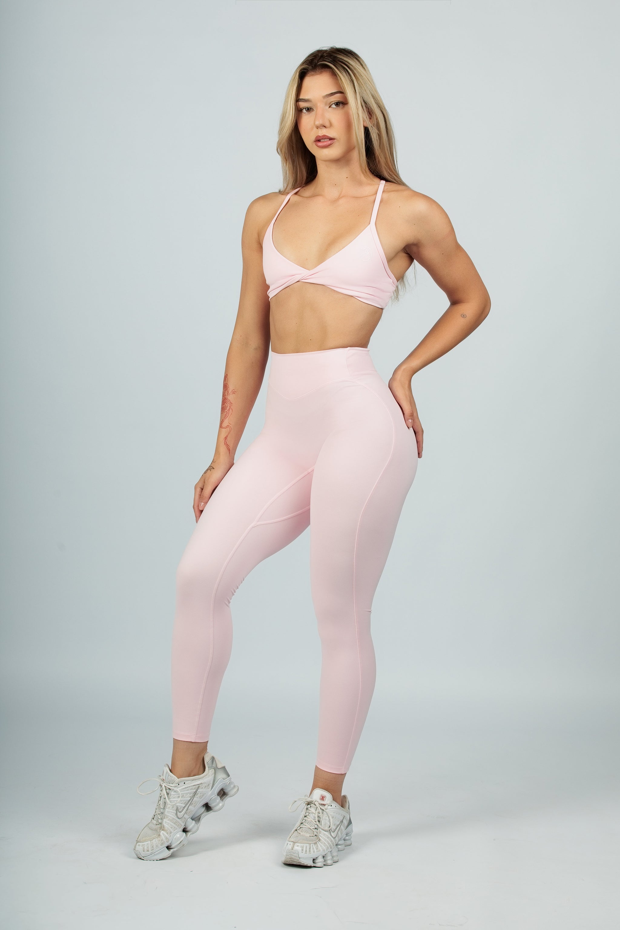 Спортно бюстие Balance с кръстосан детайл - Fit Bunny